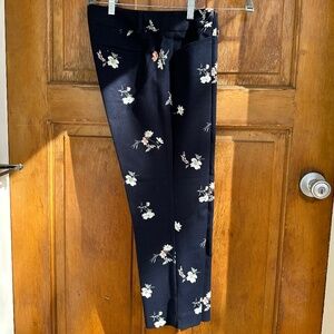 Ann Taylor LOFT Riviera, Marisa Fit in floral print. Capri size 8P